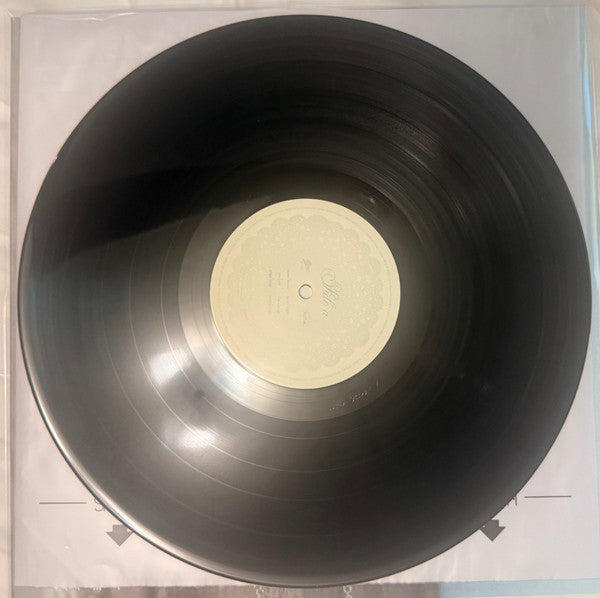 Madison Beer - Locket - 2026